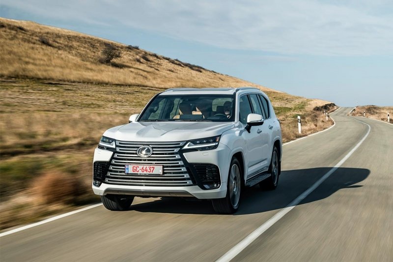 
            Два по триста. Тест-драйв нового Lexus LX
        
