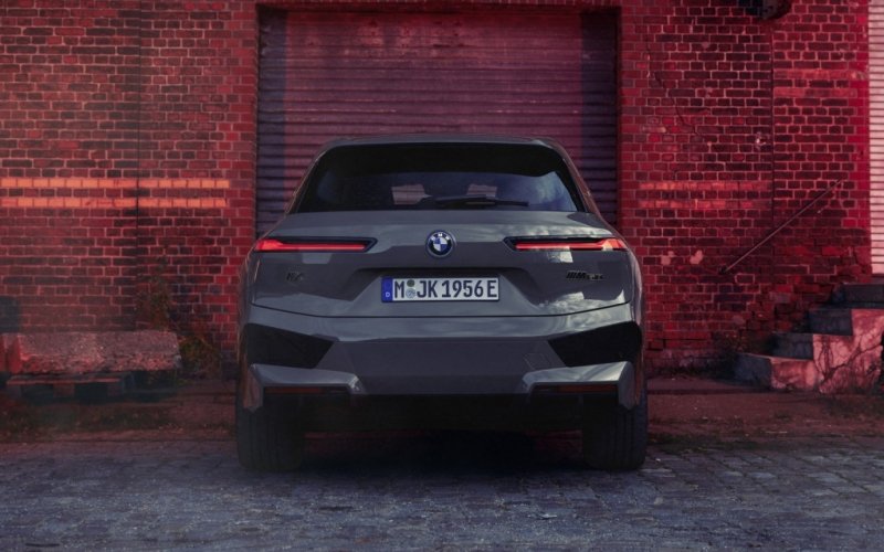 
            BMW показала 619-сильный кроссовер iX M60. Его привезут в Россию
        
