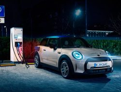 Названы сроки появления первого электрокара MINI в России