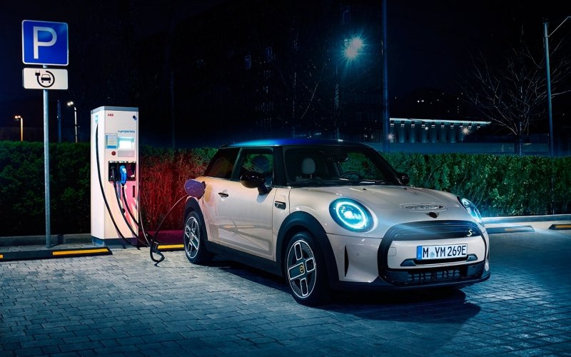 
            Названы сроки появления первого электрокара MINI в России
        