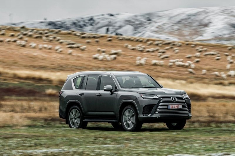 
            Два по триста. Тест-драйв нового Lexus LX
        