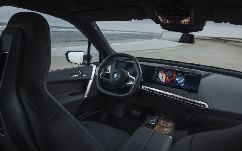 
            BMW показала 619-сильный кроссовер iX M60. Его привезут в Россию
        