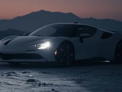 Видео: мощнейший суперкар Ferrari испытали на дне высохшего озера