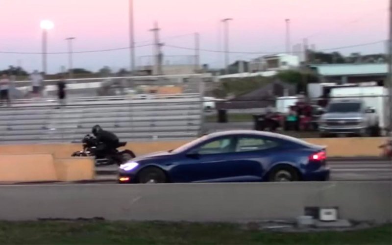 
            Гонку самой мощной Tesla и электробайка Harley-Davidson показали на видео
        