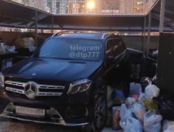В Подмосковье кто-то выбросил Mercedes на помойку