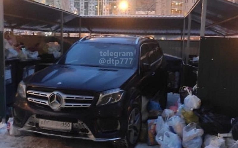 
            В Подмосковье кто-то выбросил Mercedes на помойку
        