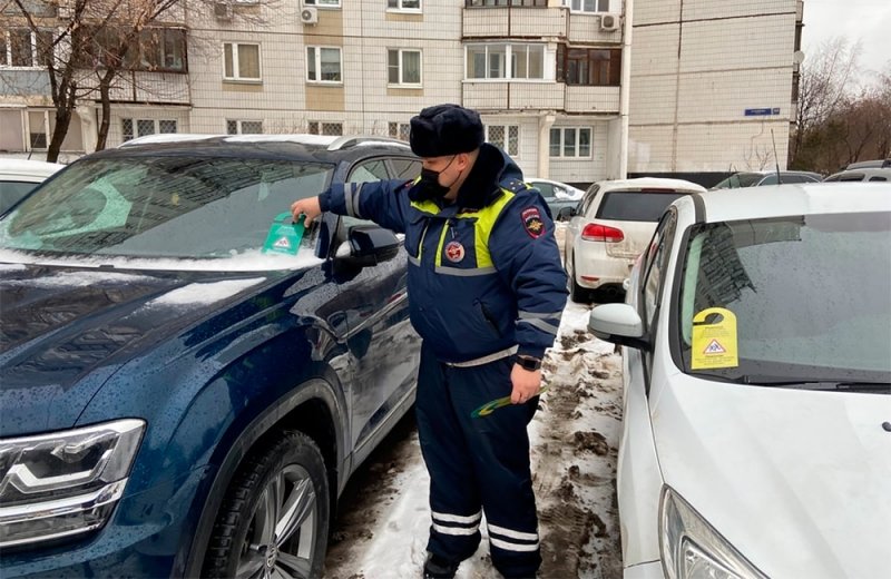
            В Москве ГИБДД развесила на машинах водителей дорхенгеры. Что это такое
        