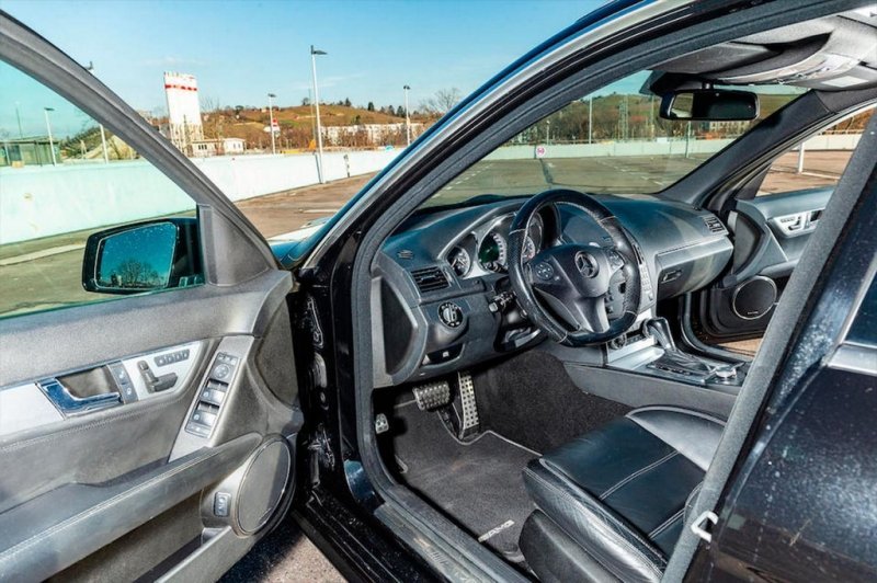
            Mercedes-Benz Михаэля Шумахера выставили на продажу. Фото
        