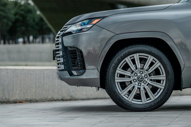 
            Два по триста. Тест-драйв нового Lexus LX
        