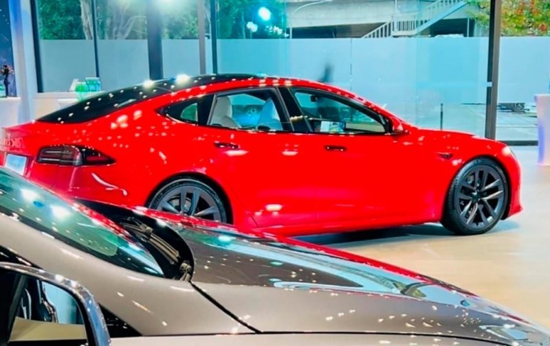 
            Tesla представила обновленный лифтбек Model S
        