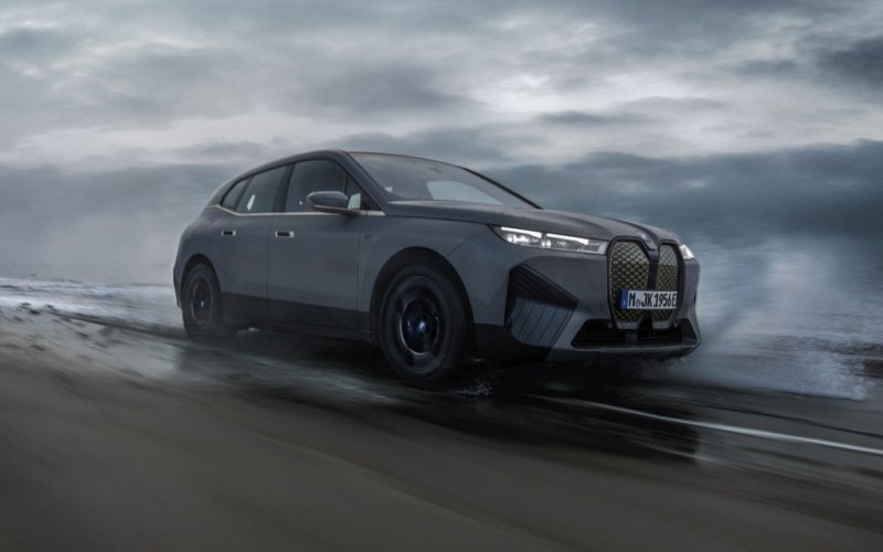
            BMW показала 619-сильный кроссовер iX M60. Его привезут в Россию
        