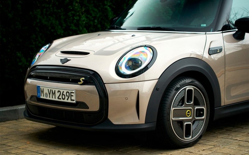 
            Названы сроки появления первого электрокара MINI в России
        