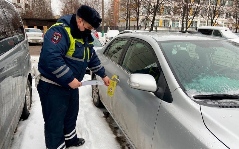 
            В Москве ГИБДД развесила на машинах водителей дорхенгеры. Что это такое
        