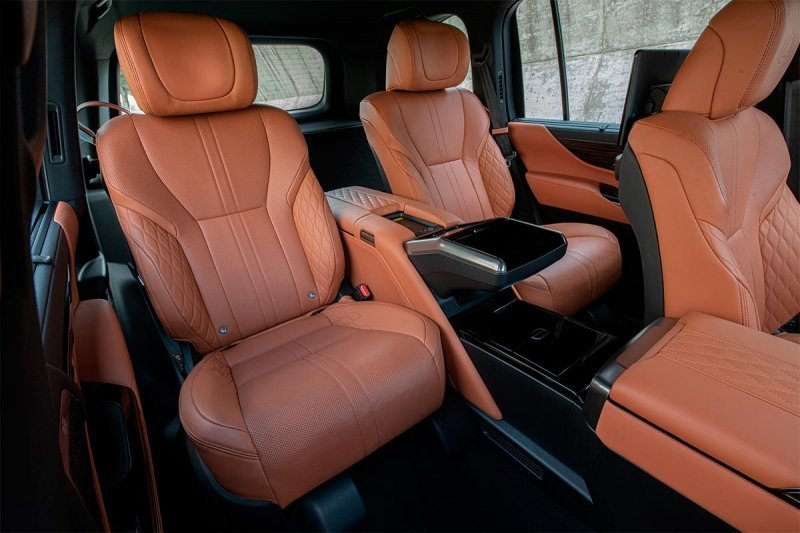 
            Два по триста. Тест-драйв нового Lexus LX
        