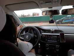 Разворот в ограниченном пространстве: как сделать на автодроме и в городе