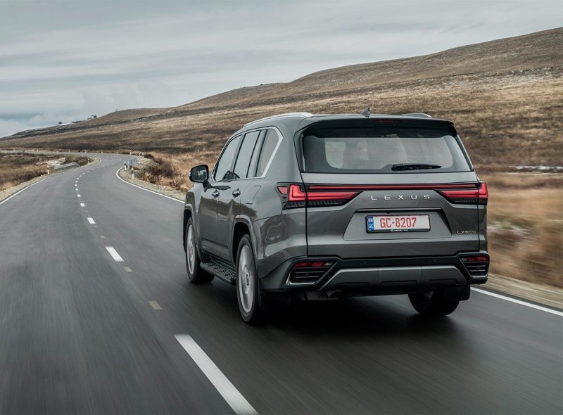 
            Два по триста. Тест-драйв нового Lexus LX
        