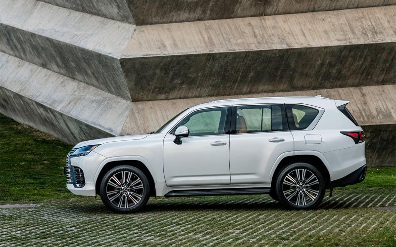 
            Два по триста. Тест-драйв нового Lexus LX
        
