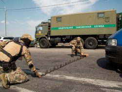 Еще одна служба может получить право останавливать машины для досмотра