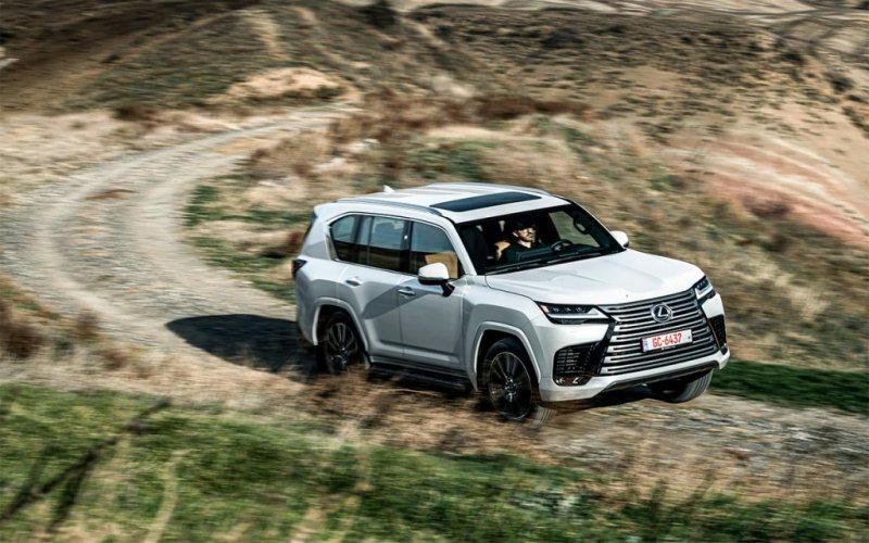 
            Два по триста. Тест-драйв нового Lexus LX
        