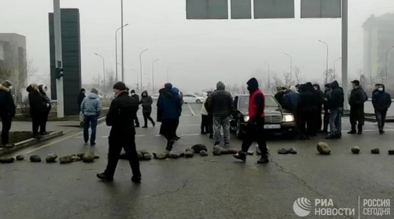 
            В Казахстане в ходе уличных протестов сожгли более 120 машин (фото)
        