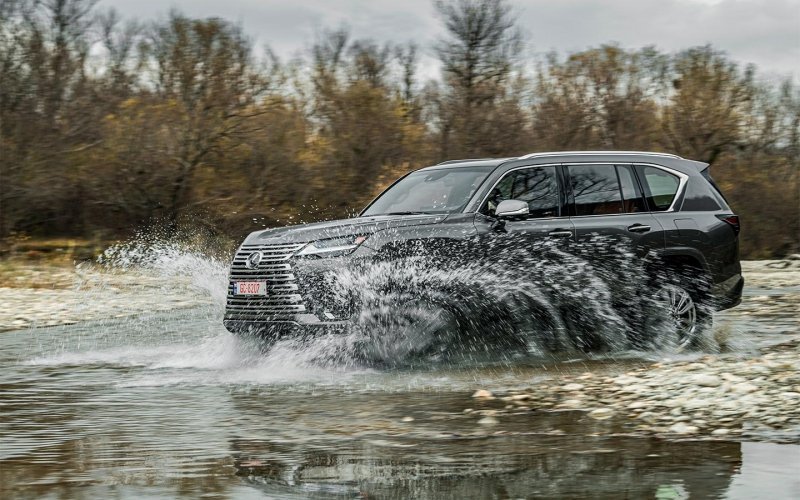 
            Два по триста. Тест-драйв нового Lexus LX
        