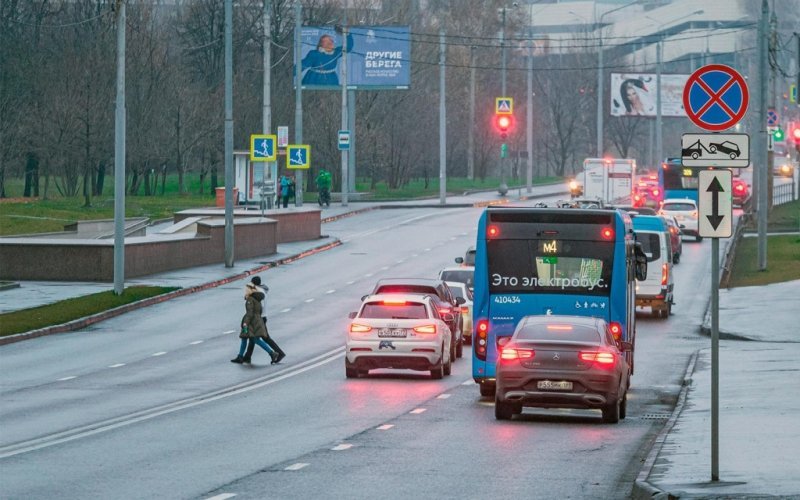 
            «Идут, уткнувшись в мобильник»: водители обвинили пешеходов в беспечности
        