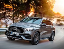 Водитель подал в суд на Mercedes после того, как дверь отрубила ему палец