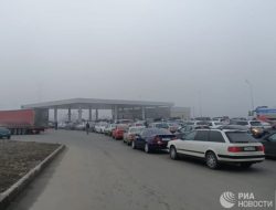 На АЗС в Казахстане образовались многокилометровые очереди