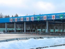 «Знаков нет, разметка под снегом». Платная трасса запутала водителей