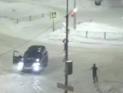 Водитель устроил дрифт на перекрестке (ГИБДД его накажет)