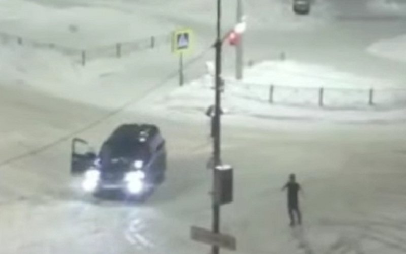 
            Водитель устроил дрифт на перекрестке (ГИБДД его накажет)
        