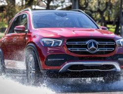 Американец подал в суд на Mercedes из-за двери, отрубившей палец