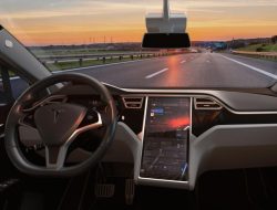 Автопилот Tesla научили «агрессивному» поведению на дороге