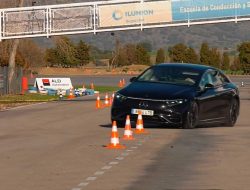 Mercedes-Benz EQS уступил корейским электрокарам в «лосином тесте». Видео