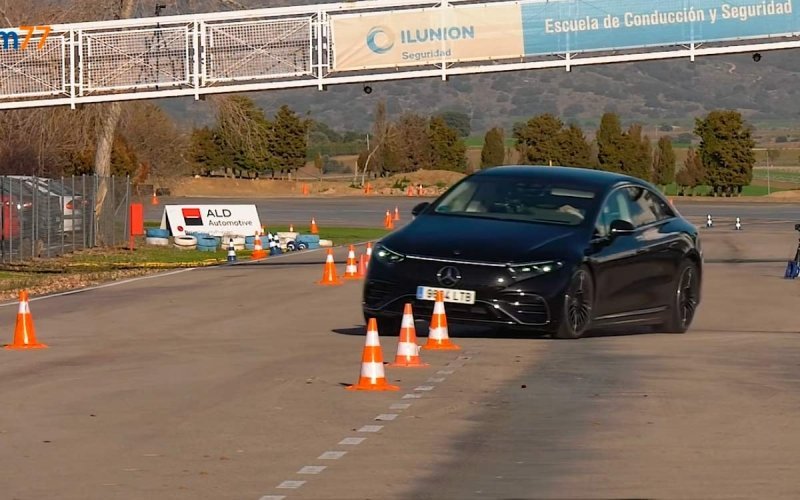 
            Mercedes-Benz EQS уступил корейским электрокарам в «лосином тесте». Видео
        