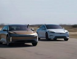 Самая мощная Tesla сразилась в дрэге с 111-сильным Lucid Air. Видео