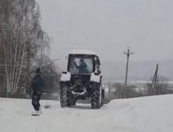 ГИБДД оштрафовала тракториста, катавшего приятеля на сноуборде