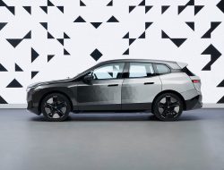 BMW показала технологию мгновенной смены цвета кузова