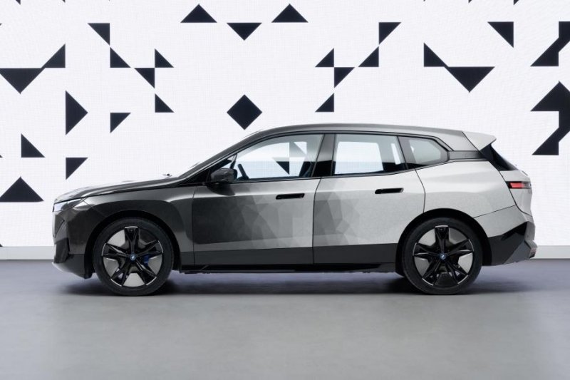 BMW представила кроссовер, меняющий цвет кузова. И вот как это работает