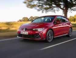 Volkswagen расширил список оснащения нового Golf для России