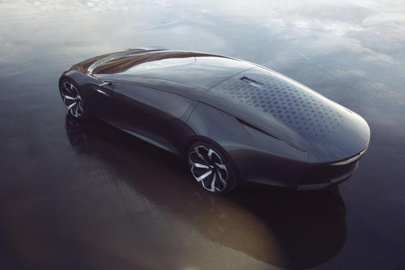 Cadillac InnerSpace: телевизор вместо лобового стекла и тапочки вместо педалей