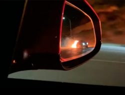 Nissan 370Z загорелся во время гонки с самой мощной Tesla. Видео
