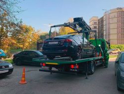 У водителей отбирают машины за долги. Как приставы находят должников