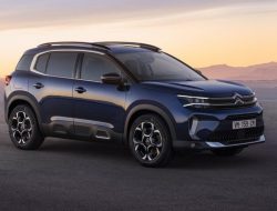 Citroen официально представил обновленный C5 Aircross. Модель появится и в России