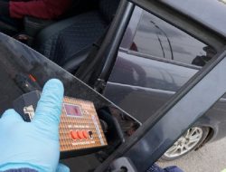 На тон темнее. Водителей массово останавливают за тонировку и штрафуют