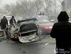 В Казахстане в ходе уличных протестов сожгли более 120 машин (фото)