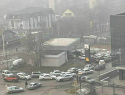 Водители стали выкачивать топливо из хранилищ АЗС в Казахстане. Видео