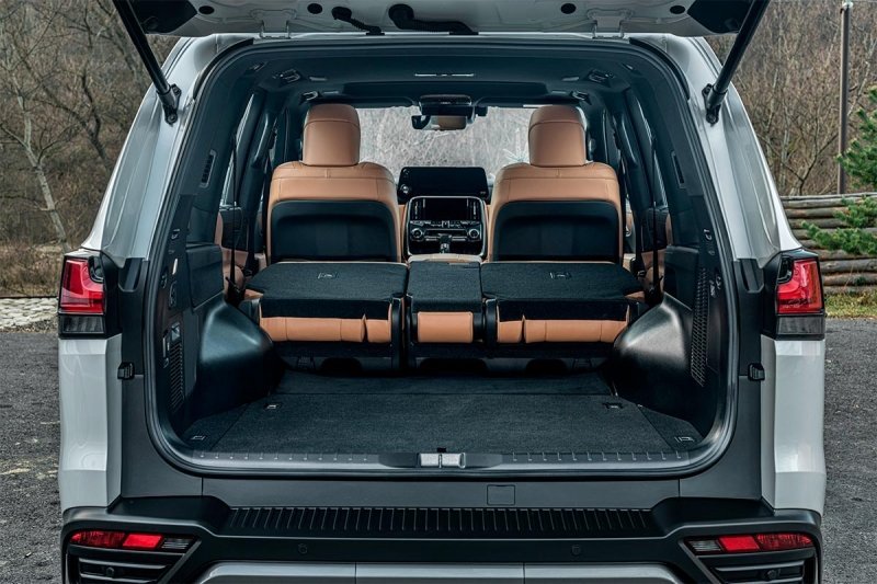 
            Два по триста. Тест-драйв нового Lexus LX
        