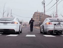 Tesla Model S оборудовали реактивными двигателями для дрэг-гонки. Видео
