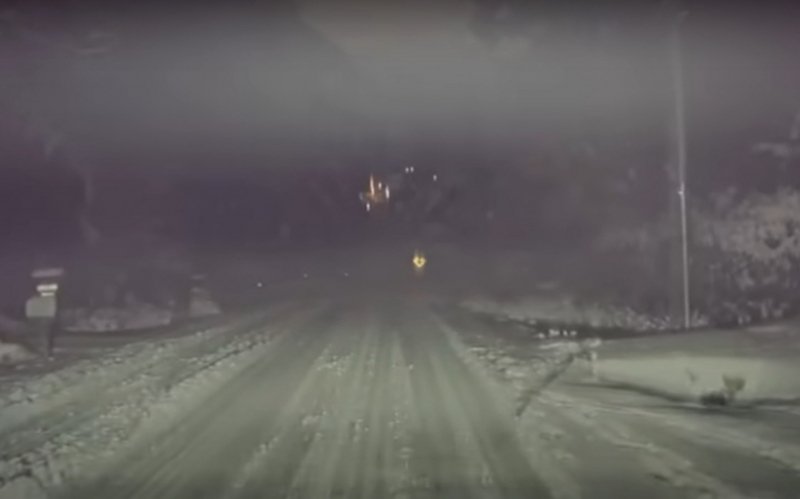 
            Водитель Tesla не справился со снежным холмом. Видео
        